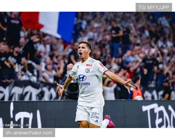 战术镜头：里昂通过一次精心设计的边中卫前插，打破了对手的密集防守